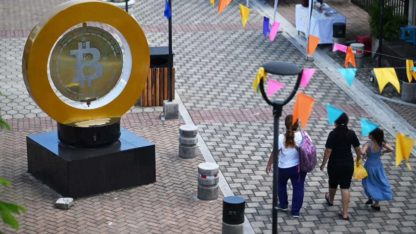 «بيتكوين» تتخطى 105 آلاف دولار في ظل انتظار قرارات سعر الفائدة