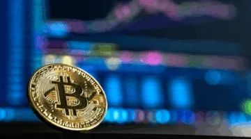 بيتكوين تحت ضغط هبوطي شديد وسط موجة تصفيات كبيرة وتحديات اقتصادية كبرى