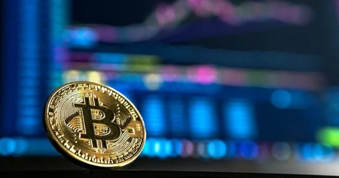 بيتكوين تحت ضغط هبوطي شديد وسط موجة تصفيات كبيرة وتحديات اقتصادية كبرى