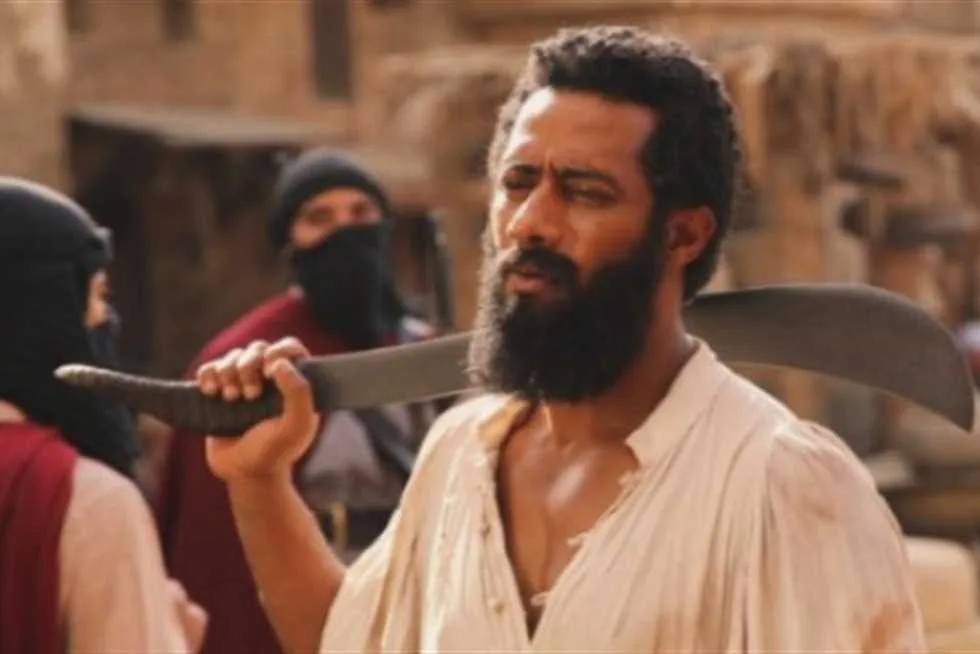 بين الخيول والقتالات والأسلحة.. محمد رمضان يشارك صورًا جديدة وكواليس من “أسد” بين الخيول والقتالات والأسلحة.. محمد رمضان يشارك صورًا جديدة وكواليس من “أسد”