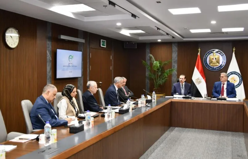 وزير البترول يراقب مستجدات مشروع إنتاج حمض الفوسفوريك في هضبة أبوطرطور وزير البترول يراقب مستجدات مشروع إنتاج حمض الفوسفوريك في هضبة أبوطرطور