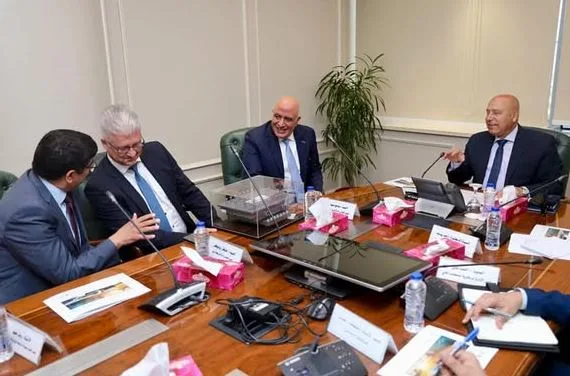 وزير الصناعة يناقش مع شركتين دوليتين إقامة مجمع صناعي شامل لتطوير صناعة مكونات الجسور والأنفاق. وزير الصناعة يناقش مع شركتين دوليتين إقامة مجمع صناعي شامل لتطوير صناعة مكونات الجسور والأنفاق.