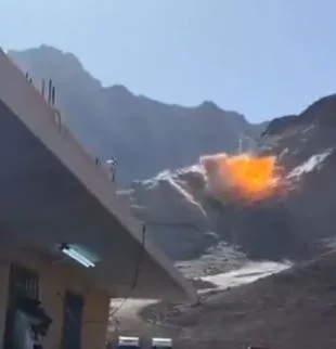 فيديو.. القوات المسلحة الأردنية تُسقط طائرة مسيرة اخترقت الأجواء فوق العقبة فيديو.. القوات المسلحة الأردنية تُسقط طائرة مسيرة اخترقت الأجواء فوق العقبة
