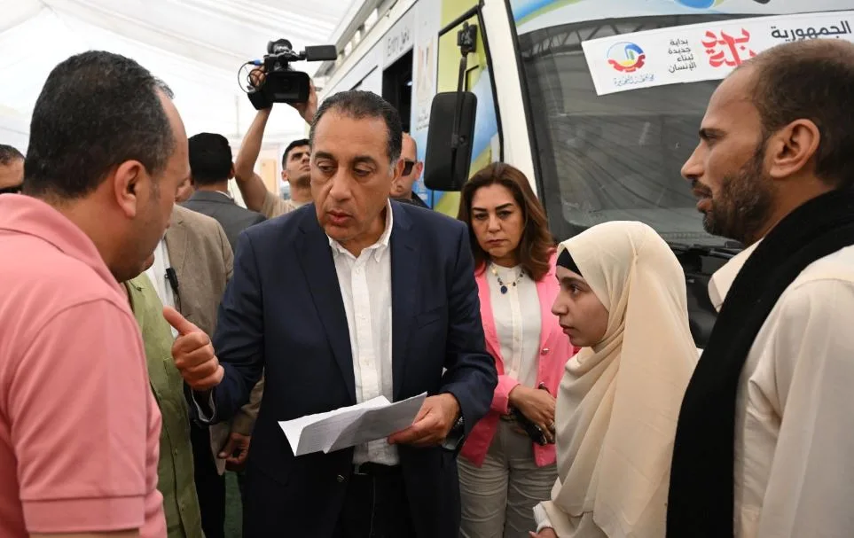 مواطن يخبر رئيس الوزراء: ابنتي فقدت الوعي بعد أن ضربها طفل على رأسها أثناء اللعب.. ومدبولي: سنتخذ الإجراءات اللازمة فوراً. مواطن يخبر رئيس الوزراء: ابنتي فقدت الوعي بعد أن ضربها طفل على رأسها أثناء اللعب.. ومدبولي: سنتخذ الإجراءات اللازمة فوراً.