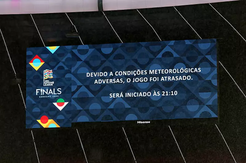 تأجيل مباراة نصف النهائي لدوري الأمم الأوروبية بين ألمانيا والبرتغال لمدة 10 دقائق تأجيل مباراة نصف النهائي لدوري الأمم الأوروبية بين ألمانيا والبرتغال لمدة 10 دقائق