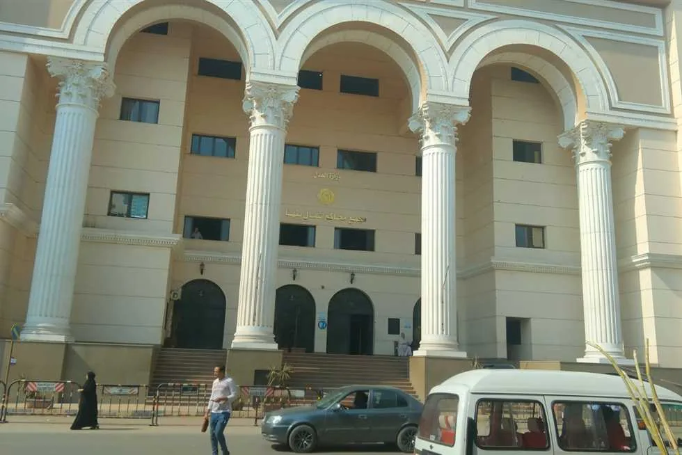 تأجيل محاكمة ربة منزل متهمة بقتل شقيق زوجها في بنها بعد قبول استئنافها على حكم الإعدام تأجيل محاكمة ربة منزل متهمة بقتل شقيق زوجها في بنها بعد قبول استئنافها على حكم الإعدام
