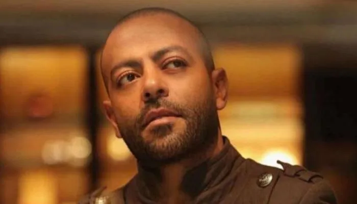 تامر عاشور يثير القلق لدى جمهوره بعد استخدامه لعكاز تامر عاشور يثير القلق لدى جمهوره بعد استخدامه لعكاز