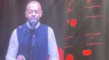 تامر عاشور يطل على المسرح بستخدام العكاز ويثير حماس رواد التواصل الاجتماعي