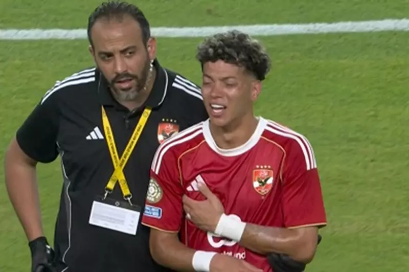 تبديل مفاجئ.. عاشور يخرج من مباراة الأهلي أمام إنتر ميامي tearfully. تبديل مفاجئ.. عاشور يخرج من مباراة الأهلي أمام إنتر ميامي tearfully.