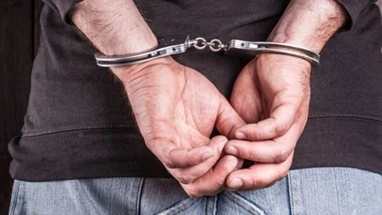 تحت غطاء نقاب، اقتحم منزل طليقته… محاولة للانتقام أسفرت عن طعنات في الوراق تحت غطاء نقاب، اقتحم منزل طليقته… محاولة للانتقام أسفرت عن طعنات في الوراق