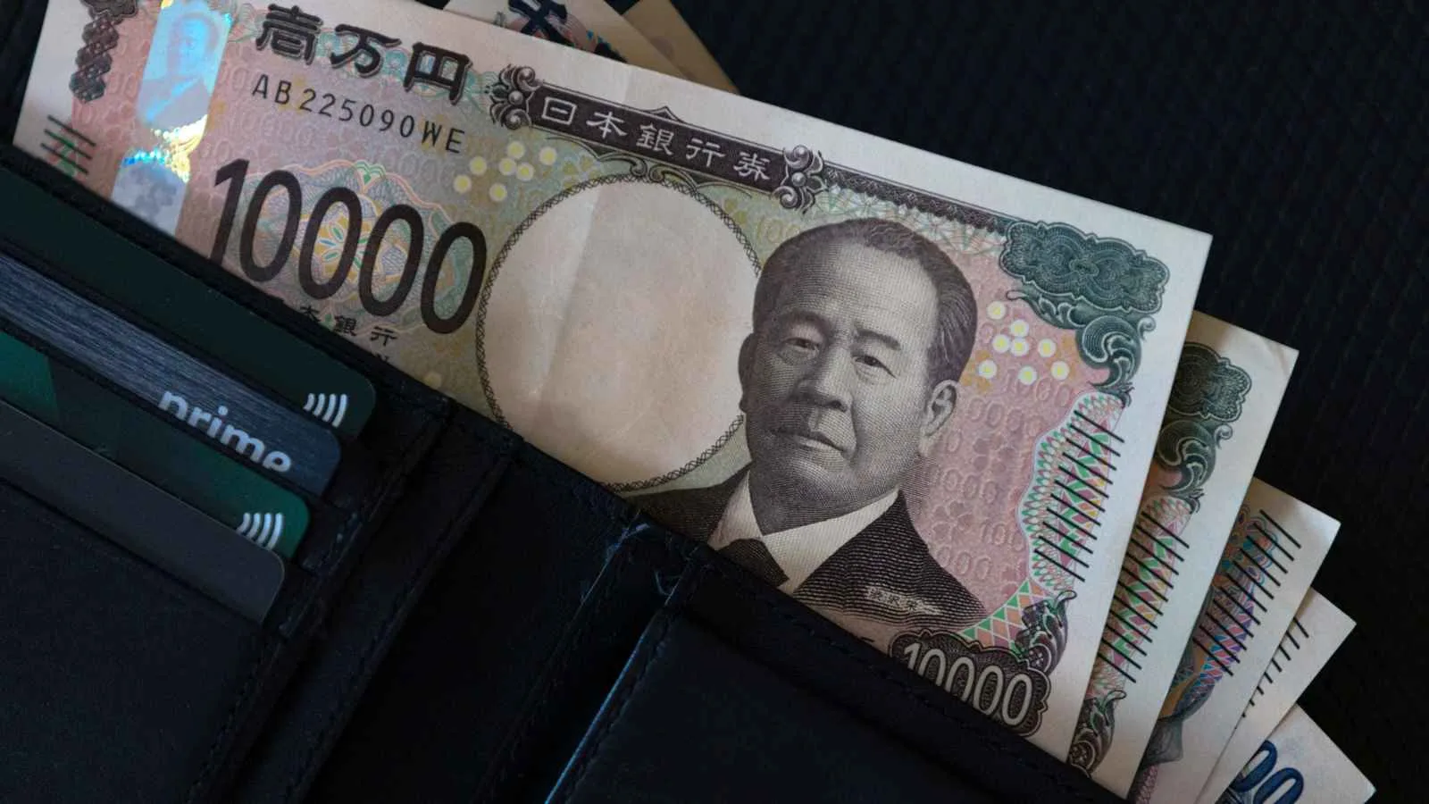 تحول في سوق العملات نحو الين والفرنك بعد هجمات إسرائيل على المواقع الإيرانية تحول في سوق العملات نحو الين والفرنك بعد هجمات إسرائيل على المواقع الإيرانية