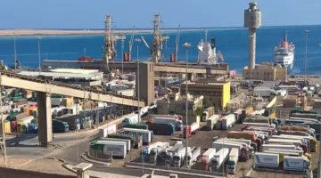 تداول 18 ألف طن من البضائع و993 شاحنة في موانئ البحر الأحمر