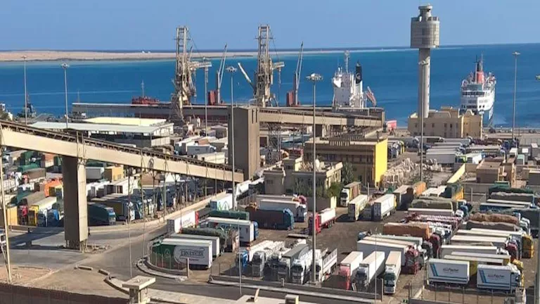 تداول 18 ألف طن من البضائع و993 شاحنة في موانئ البحر الأحمر تداول 18 ألف طن من البضائع و993 شاحنة في موانئ البحر الأحمر