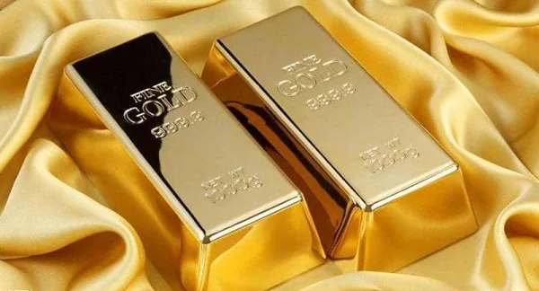 تراجع الذهب بشكل طفيف مع ارتفاع الدولار قبل الاجتماع المرتقب للاحتياطي الفيدرالي
