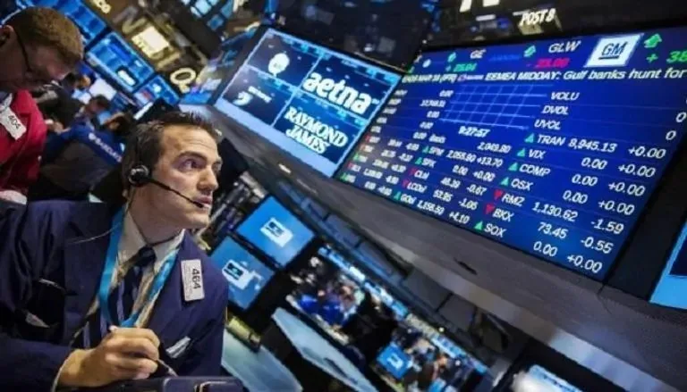 تراجع حاد لمؤشرات البورصة في بداية التداولات بفضل التوترات الإقليمية، والأسهم المصرية تفقد 124 مليار جنيه. تراجع حاد لمؤشرات البورصة في بداية التداولات بفضل التوترات الإقليمية، والأسهم المصرية تفقد 124 مليار جنيه.