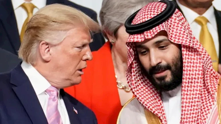 ترامب وولي العهد السعودي يتناولان في مكالمة هاتفية مستجدات الأوضاع في المنطقة ترامب وولي العهد السعودي يتناولان في مكالمة هاتفية مستجدات الأوضاع في المنطقة