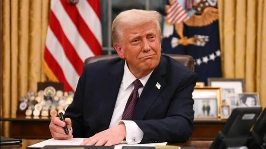 ترامب يعلن عن حظر سفر كامل لـ 12 دولة وتقييدات جزئية على 7 دول إضافية ترامب يعلن عن حظر سفر كامل لـ 12 دولة وتقييدات جزئية على 7 دول إضافية