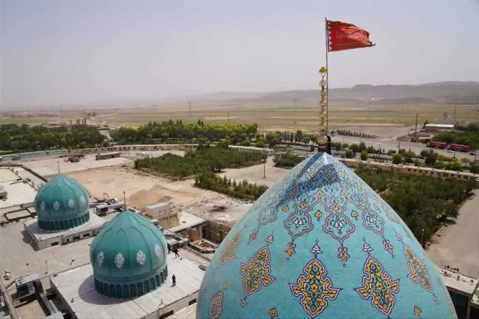 ترتفع حتى الانتقام: إعلان الحرب وحكاية الراية الحمراء في إيران ترتفع حتى الانتقام: إعلان الحرب وحكاية الراية الحمراء في إيران