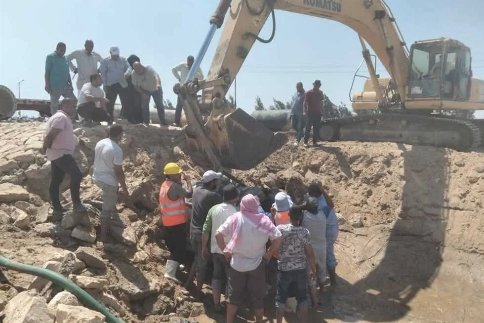 ترميم أنبوب المياه الرئيسي المؤدي إلى مدينة العريش ترميم أنبوب المياه الرئيسي المؤدي إلى مدينة العريش
