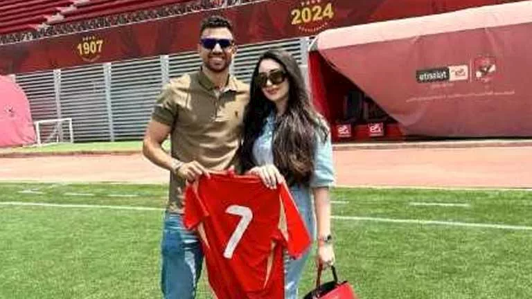 تريزيجيه وزوجته في الأهلي بعد توقيع العقد الرسمي (صورة) تريزيجيه وزوجته في الأهلي بعد توقيع العقد الرسمي (صورة)