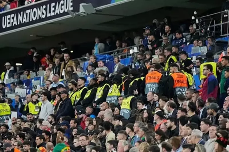 تشبث بجوانب المدرجات.. وفاة مشجع خلال نهائي دوري الأمم الأوروبية تشبث بجوانب المدرجات.. وفاة مشجع خلال نهائي دوري الأمم الأوروبية
