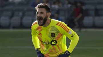 تشكيلة كأس العالم للأندية: لوريس أساسي مع لوس أنجلوس ضد تشيلسي وجيرو في دكة البدلاء.