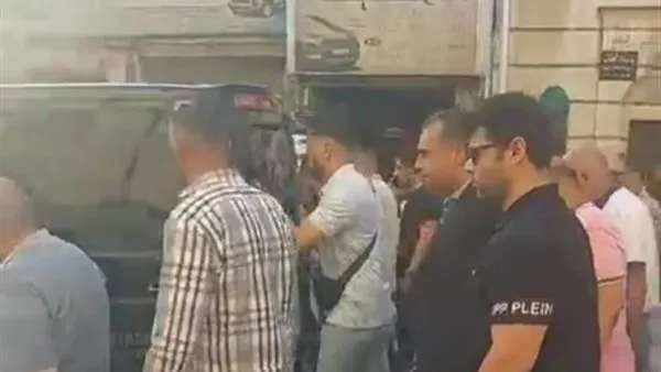 تشييع جثمان ضحية عاصفة الإسكندرية بعد تدافع شرفة أحد المباني فوقه تشييع جثمان ضحية عاصفة الإسكندرية بعد تدافع شرفة أحد المباني فوقه