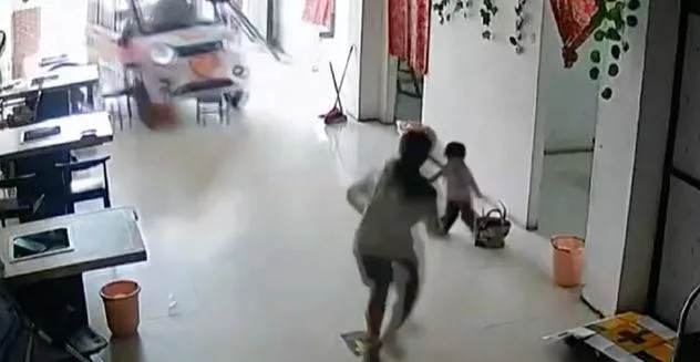 تصرف شجاع من طفلة صينية أنقذ حياة شقيقتها من حادث دهس (فيديو) تصرف شجاع من طفلة صينية أنقذ حياة شقيقتها من حادث دهس (فيديو)