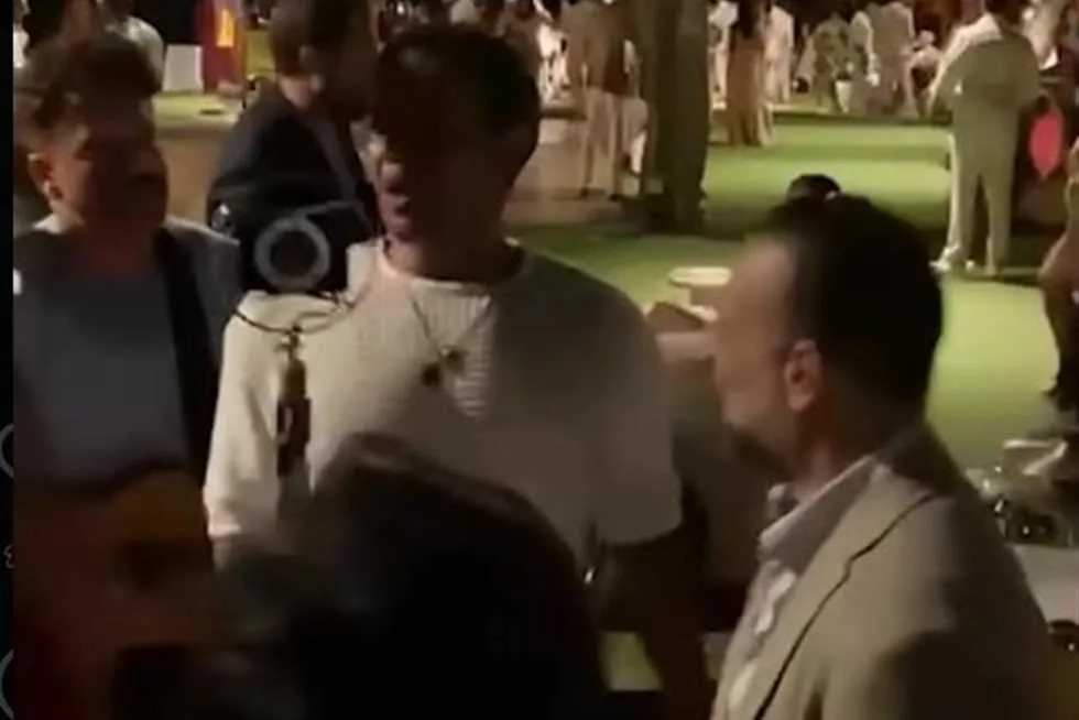تصرف مفاجئ من آسر ياسين في حفل زفاف أمينة خليل (فيديو) تصرف مفاجئ من آسر ياسين في حفل زفاف أمينة خليل (فيديو)