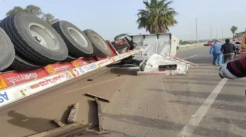 تعطيل السير على طريق القاهرة/الإسكندرية الزراعي نتيجة انقلاب شاحنة.