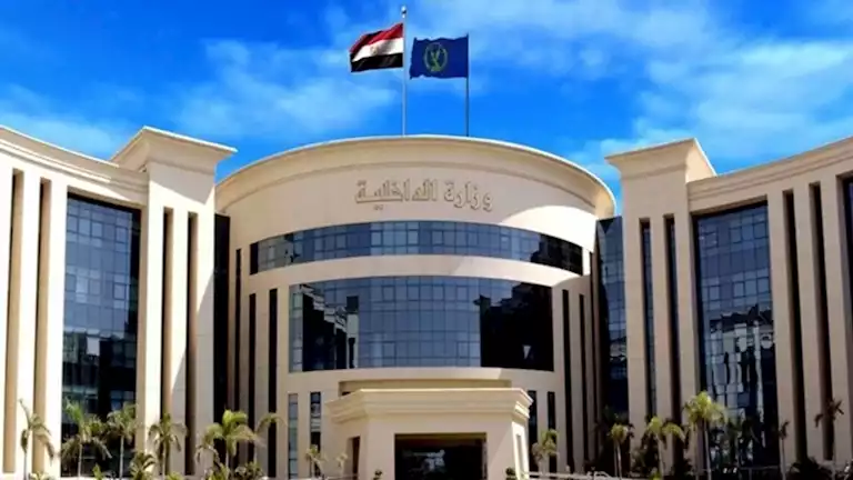 تفاصيل ظهور شخصين خلف نافذة حديدية يزعمون أنهم محتجزون