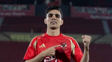 تفاصيل مواجهة أشرف بن شرقي ومدرب الأهلي بسبب “الزي الأزرق”