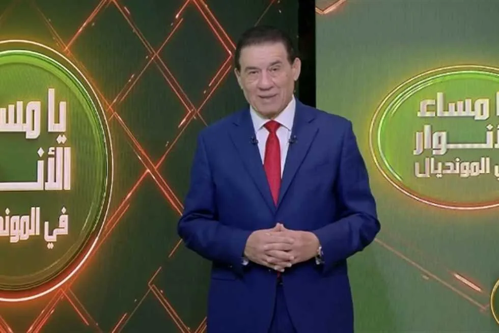 “تقديرًا لنادي الأهلي”.. تصرف غير متوقع من مدحت شلبي أثناء البث المباشر “تقديرًا لنادي الأهلي”.. تصرف غير متوقع من مدحت شلبي أثناء البث المباشر