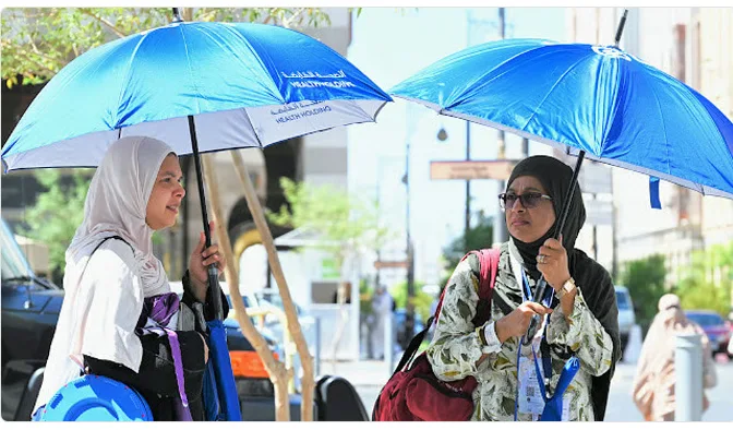 تقديم أكثر من 5000 مظلة ومرشات مياه وتوعية الحجاج بمخاطر التعرض لأشعة الشمس تقديم أكثر من 5000 مظلة ومرشات مياه وتوعية الحجاج بمخاطر التعرض لأشعة الشمس