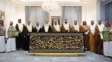 تقديم كسوة الكعبة المشرفة إلى القائمين على خدمة بيت الله الحرام