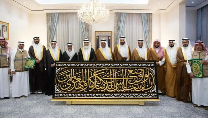 تقديم كسوة الكعبة المشرفة إلى القائمين على خدمة بيت الله الحرام تقديم كسوة الكعبة المشرفة إلى القائمين على خدمة بيت الله الحرام