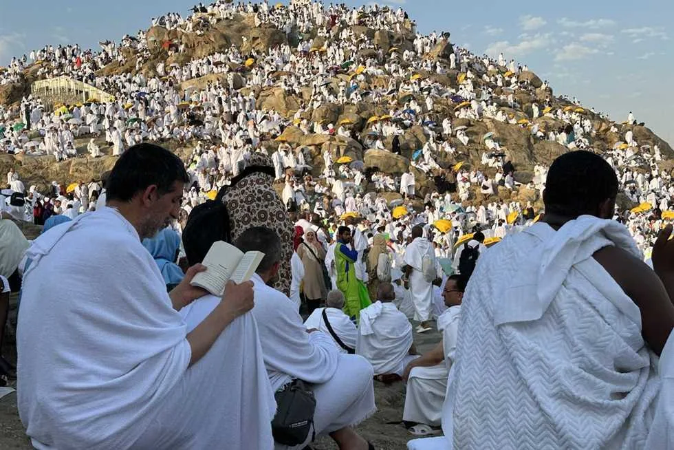 تقريباً 1.5 مليون حاج يتجمعون في عرفة لأداء أهم مناسك الحج تقريباً 1.5 مليون حاج يتجمعون في عرفة لأداء أهم مناسك الحج