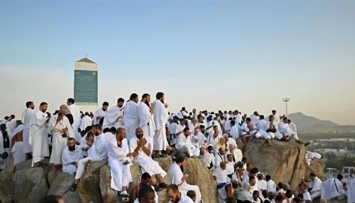 تقييم شامل لخيام الحجاج وملابس الإحرام في جبل عرفة 2025 تقييم شامل لخيام الحجاج وملابس الإحرام في جبل عرفة 2025
