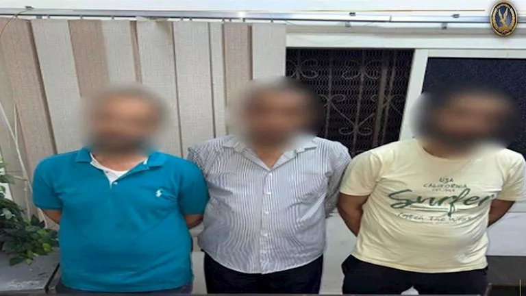 تم القبض على 3 أشخاص بتهمة الابتزاز بعد احتجازهم وإجبارهم على توقيع إيصالات أمانة. تم القبض على 3 أشخاص بتهمة الابتزاز بعد احتجازهم وإجبارهم على توقيع إيصالات أمانة.