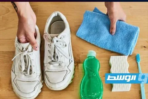 تنظيف الأحذية البيضاء باستخدام مواد موجودة في المنزل تنظيف الأحذية البيضاء باستخدام مواد موجودة في المنزل