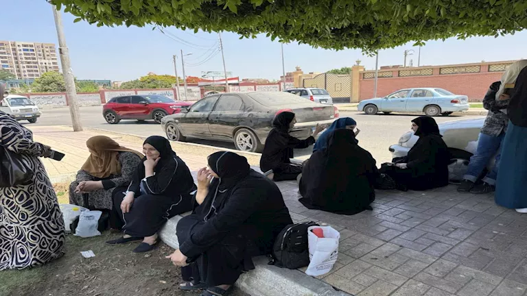 توتر وترقب: أولياء أمور الإسماعيلية يتجمعون أمام مراكز امتحانات الثانوية العامة توتر وترقب: أولياء أمور الإسماعيلية يتجمعون أمام مراكز امتحانات الثانوية العامة