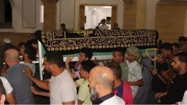 توديع جثمان البطل خالد عبد العال، شهيد شاحنة البنزين، في جنازة عظيمة.