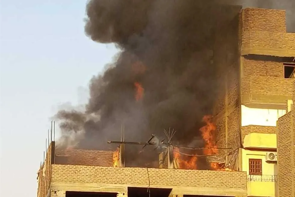 ثلاث عربات إطفاء للتعامل مع حريق في متجر ملابس بالأقصر ثلاث عربات إطفاء للتعامل مع حريق في متجر ملابس بالأقصر