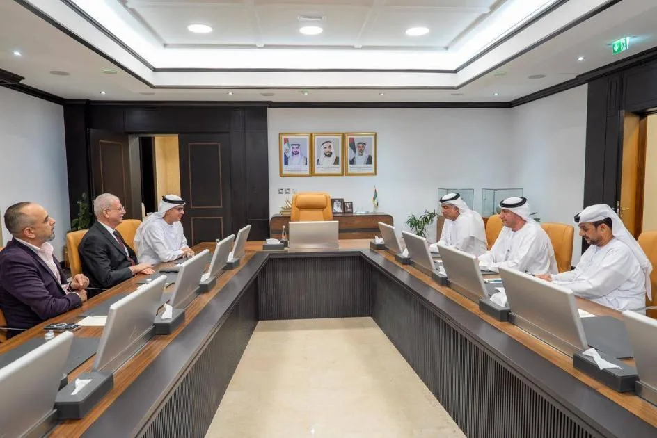 جامعة العين و«البلدية» تعززان المشاريع المجتمعية
