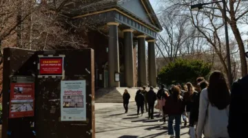 جامعة هارفارد تعبر عن استنكارها لقرار ترامب بفرض حظر على قبول الطلاب الدوليين: “خطوة انتقامية وغير دستورية”