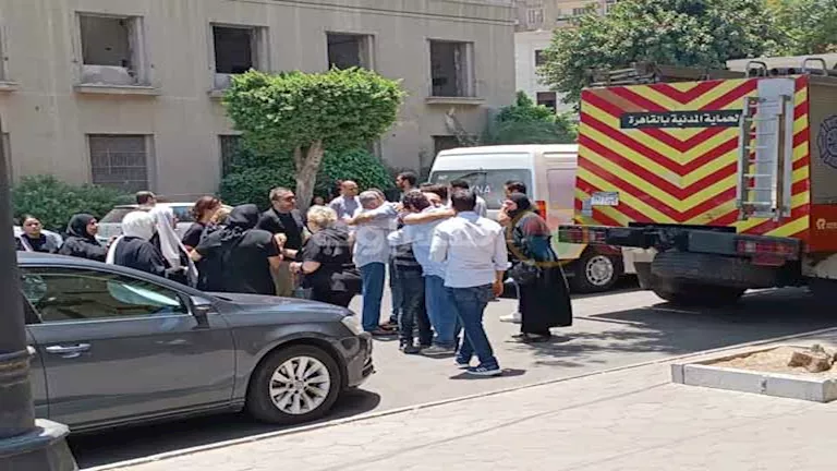 جثمان نجل صلاح الشرنوبي يصل مسجد عمر مكرم لأداء صلاة الجنازة عليه جثمان نجل صلاح الشرنوبي يصل مسجد عمر مكرم لأداء صلاة الجنازة عليه