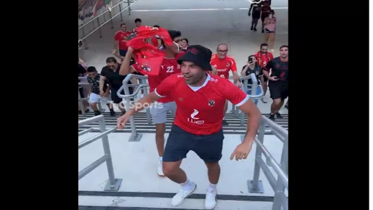 جماهير الأهلي تتجمع في ملعب هارد روك قبل مواجهة إنتر ميامي (فيديو) جماهير الأهلي تتجمع في ملعب هارد روك قبل مواجهة إنتر ميامي (فيديو)