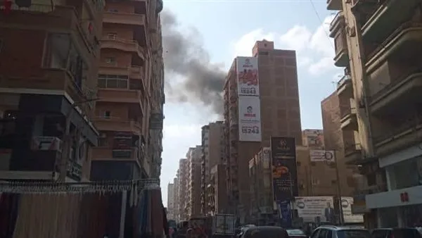 جهود للسيطرة على حريق ضخم في عمارة سكنية بالزقازيق جهود للسيطرة على حريق ضخم في عمارة سكنية بالزقازيق