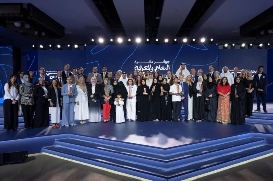 جوائز «المعرفة» تكرّم المعلمين والجهود التعليمية المتميزة جوائز «المعرفة» تكرّم المعلمين والجهود التعليمية المتميزة