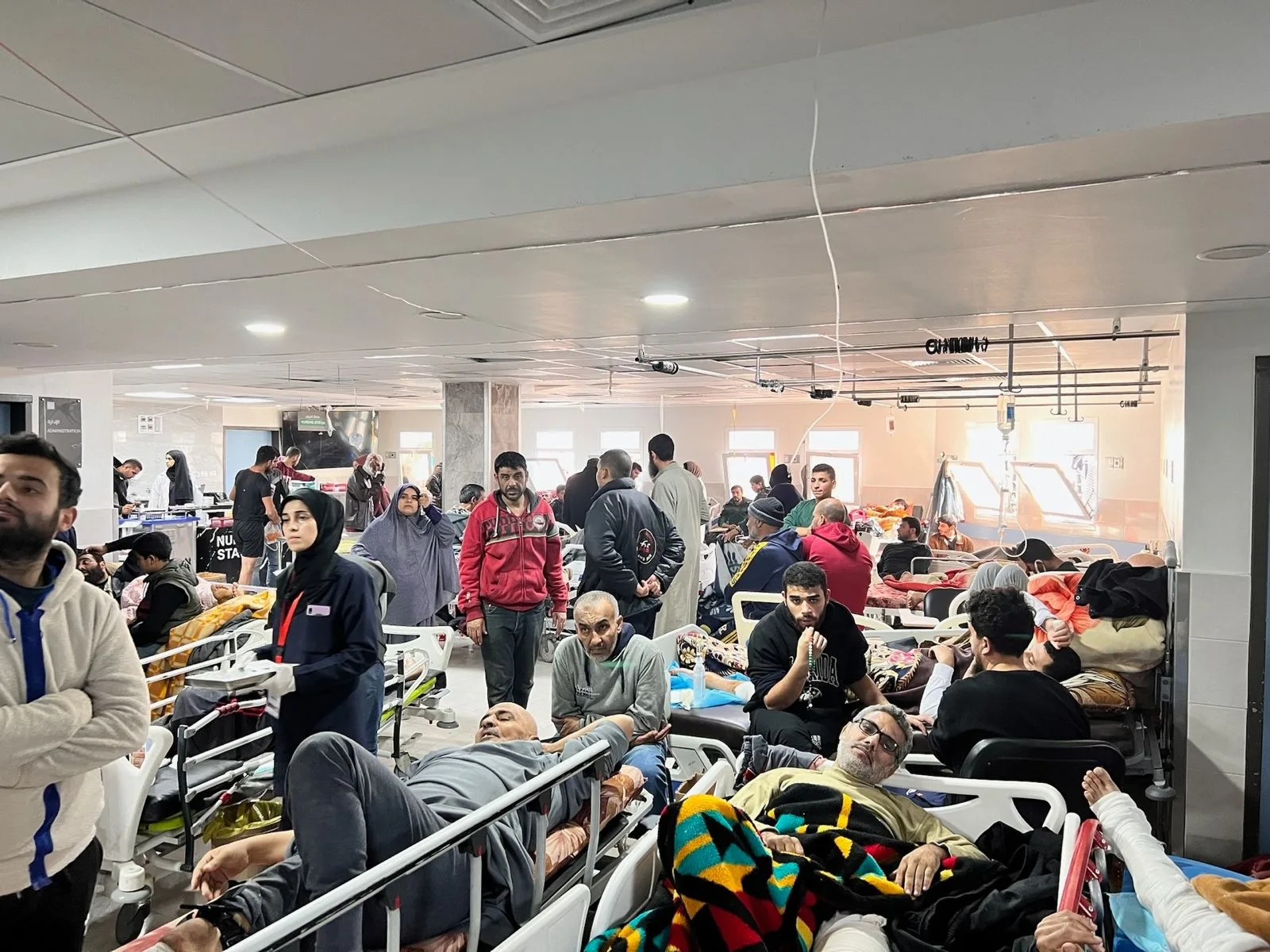 جيش الاحتلال يطلق قنابل على الطائرات المسيّرة فوق مستشفى شهداء الأقصى جيش الاحتلال يطلق قنابل على الطائرات المسيّرة فوق مستشفى شهداء الأقصى